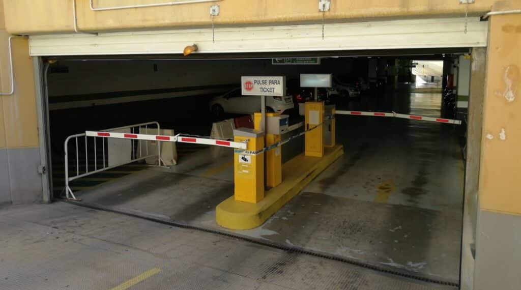 Barrera automática para control de acceso en aparcamiento privado o público
