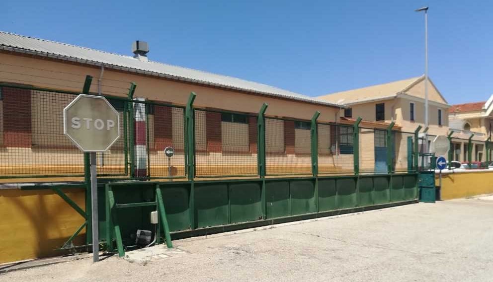 Puerta corredera automática para naves industriales, diseñada para grandes accesos