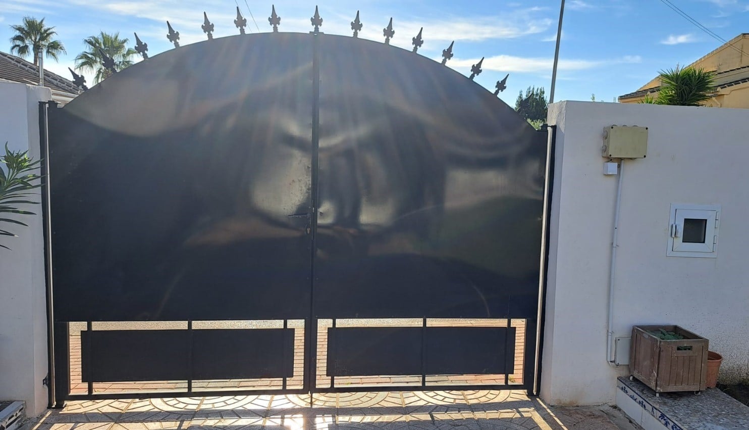 Puerta automática abatible ciega de doble hoja para acceso privado
